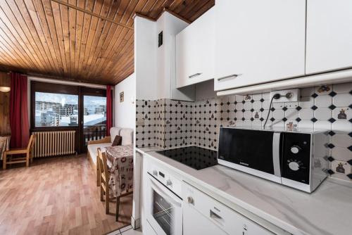 Il comprend un salon et une cuisine équipée d'un four micro-ondes. dans l'établissement Résidence Chaudes Almes - Appartement lumineux·Proche pistes·Balcon MAE-2834, à Tignes