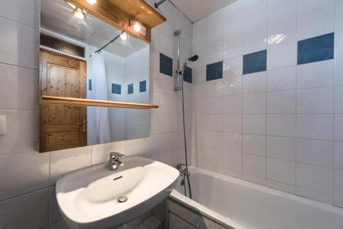 W łazience znajduje się umywalka, wanna i lustro. w obiekcie Résidence Chaudes Almes - Appartement lumineux·Proche pistes·Balcon MAE-2834 w mieście Tignes