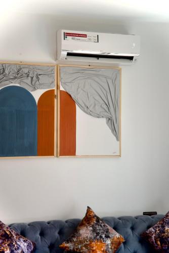 a shelf above a couch in a room at La Terrassa appartement climatisé in Azrou