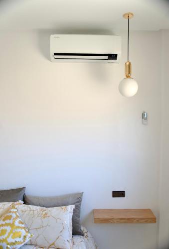 a bedroom with a bed and a white wall at La Terrassa appartement climatisé in Azrou