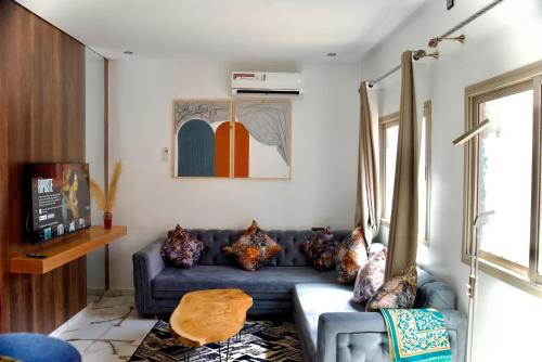 a living room with a blue couch and a table at La Terrassa appartement climatisé in Azrou