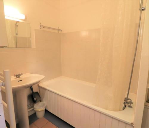 une salle de bain avec une baignoire, un lavabo et une douche dans l'établissement Résidence Home Club - Studio avec vue imprenable retour ski aux pieds MAE-6474, à Tignes