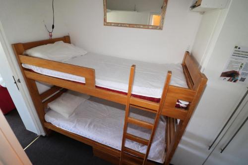 - 2 lits superposés dans une petite chambre avec un miroir dans l'établissement Résidence Home Club - Studio avec vue imprenable retour ski aux pieds MAE-6474, à Tignes