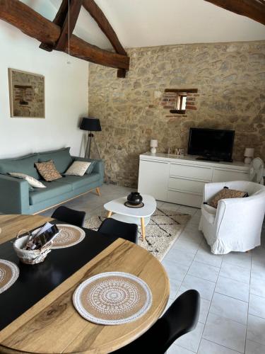 un salon avec un canapé et une table dans l'établissement Gîte avec piscine, à Condezaygues