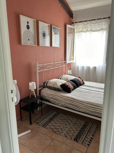 une chambre avec un lit et une fenêtre dans l'établissement Gîte avec piscine, à Condezaygues