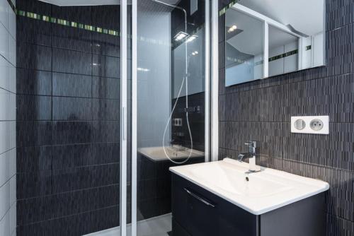 une salle de bain avec un lavabo et une douche dans l'établissement Résidence Hameau De Toviere - Duplex rénové · Départ et retour skis aux pieds · MAE-1434, à Tignes