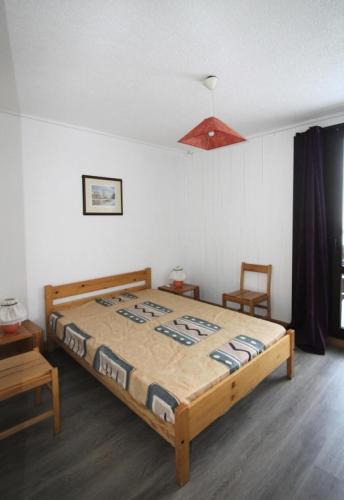 - une chambre avec un lit et un plafond rouge dans l'établissement Le Pramecou - Dans une residence calme a proximité des pistes MAE-5024, à Tignes