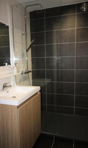 une salle de bain avec une douche et un lavabo et une douche dans l'établissement Le Pramecou - Dans une residence calme a proximité des pistes MAE-5024, à Tignes