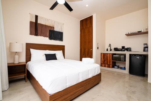 Postel nebo postele na pokoji v ubytování Penthouse with private jungle, pool, downtown