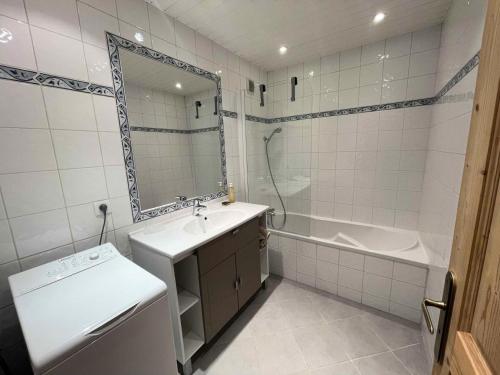 une salle de bain avec un lavabo, une douche et un miroir dans l'établissement Résidence Soleil - Appartement rénové·Proche des pistes et des commer MAE-9394, à Tignes