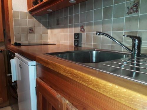 un comptoir de cuisine avec un évier en acier inoxydable dans l'établissement Résidence Cerro Torre - Studio 2 personnes Plagne Centre MAE-2834, à Aime La Plagne