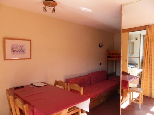 un salon avec un canapé rouge et une table dans l'établissement Résidence Corail - Studio pour 4 Personnes 044, à Aime La Plagne