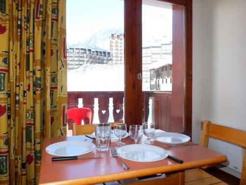 une table avec des verres et une fenêtre dans l'établissement Chalet Club Iii - Appartement proche des pistes et commerces·Balcon MAE-3584, à Tignes