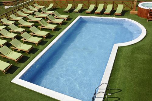 an empty swimming pool with lawn chairs and chairs at Stefana Prvovencanog-Kraljevi cardaci in Kopaonik