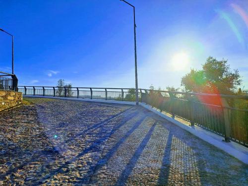 een brug met de schaduw van een persoon erop bij Vista Castelo in Sertã