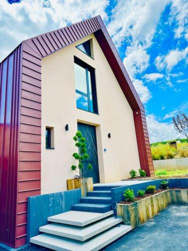 une petite maison avec des escaliers en face de celle-ci dans l'établissement La Villa du Vignoble d Alsace, à Bennwihr