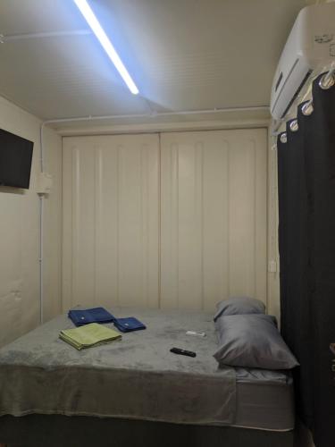 a room with a bed with a light on it at Condomínio Containers está localizado a 900m do centro de Morretes, local calmo e em meio a mata Atlântica in Morretes