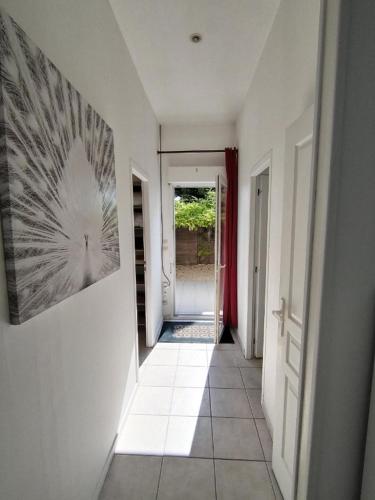 un couloir menant à une porte dans l'établissement T2 proche chatelaillon plage, à Salles-sur-Mer