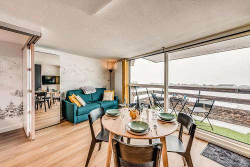 un salon avec une table, des chaises et un canapé dans l'établissement Résidence Palafour - Studio rénové MAE-9944, à Tignes
