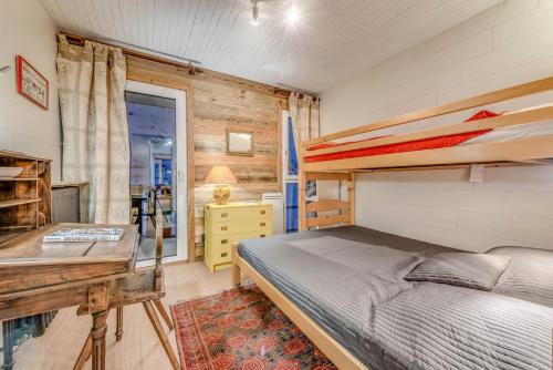 sypialnia z łóżkiem i biurkiem oraz łóżko o wymiarach 6 x 6 x 6 w obiekcie Résidence Glaciers - 2 pièces 4/5 personnes - 39m² - Sud MAE-5334 w mieście Tignes
