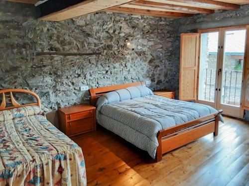 Ένα ή περισσότερα κρεβάτια σε δωμάτιο στο Casa rural Magí, familias y grupos