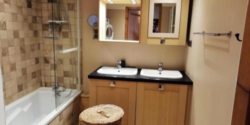 une salle de bain avec deux lavabos et une baignoire dans l'établissement Résidence Grand Coeur - Spacieux 4 Pièces 6 personnes proche du funiculaire et du centre de Bourg MAE-0014, à La Rosière