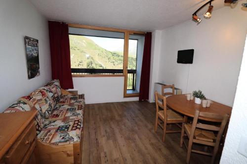 un salon avec un canapé et une table dans l'établissement Résidence Home Club - Studio lumineux·Proche pistes et commerces·Balcon MAE-3934, à Tignes