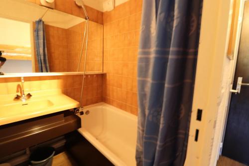 une salle de bain avec un lavabo et un rideau de douche dans l'établissement Résidence Home Club - Studio lumineux·Proche pistes et commerces·Balcon MAE-3934, à Tignes