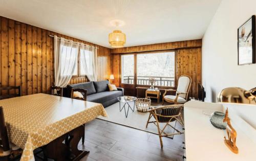un salon avec une table et un canapé dans l'établissement Résidence Soleil D'arbois - Anemones - Soleil d'Arbois Anémones 507 MAE-7774, à Saint-Gervais-les-Bains
