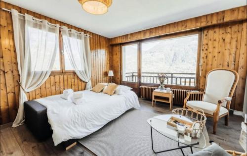 une chambre avec un lit et une grande fenêtre dans l'établissement Résidence Soleil D'arbois - Anemones - Soleil d'Arbois Anémones 507 MAE-7774, à Saint-Gervais-les-Bains