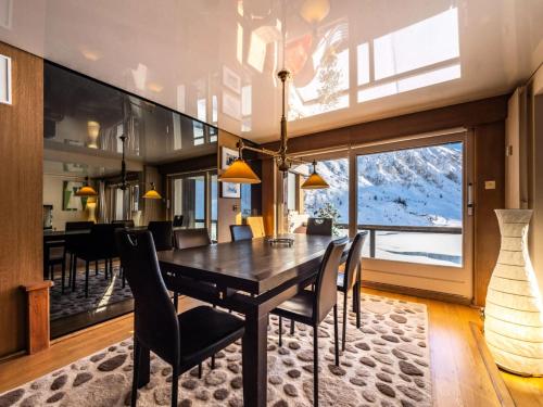 une salle à manger avec une table et des chaises dans l'établissement Résidence Shamrock - Appartement spacieux·Proche des pistes·WIFI·Balcon MAE-4974, à Tignes