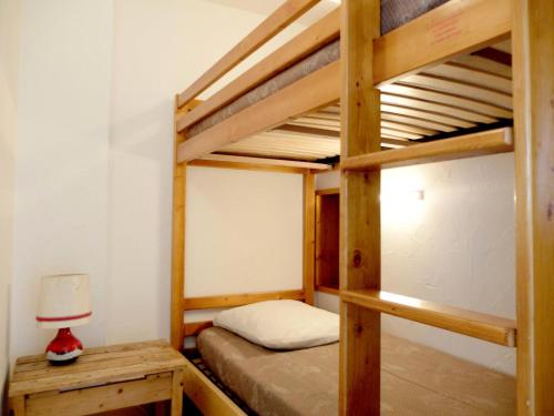 une chambre avec deux lits superposés et une lampe dans l'établissement Résidence Hauts Lieux - Grand studio ski aux pieds MAE-5004, à Tignes
