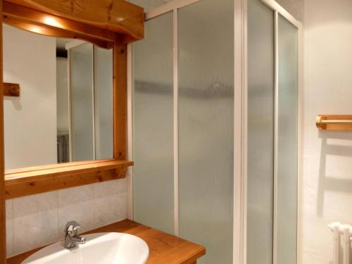 une salle de bain avec un lavabo et une douche dans l'établissement Résidence Hauts Lieux - Grand studio ski aux pieds MAE-5004, à Tignes