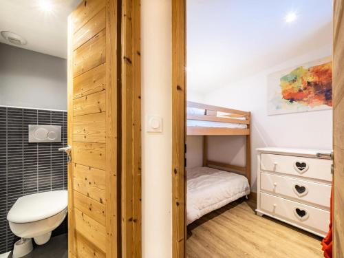 a small bedroom with a bunk bed and a toilet at Chalet Millonex - Appartement rénové·skis aux pieds·WIFI·Balcon MAE-4984 in Tignes