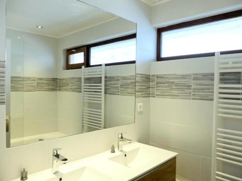 une salle de bain avec un lavabo et un miroir dans l'établissement Résidence 2100b - Appartement confortable·Proches de pistes·Balcon MAE-6674, à Tignes