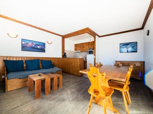 une cuisine et un salon avec une table et un canapé dans l'établissement Résidence Bec Rouge - Appartement spacieux·Skis aux pieds·Balcon MAE-9464, à Tignes