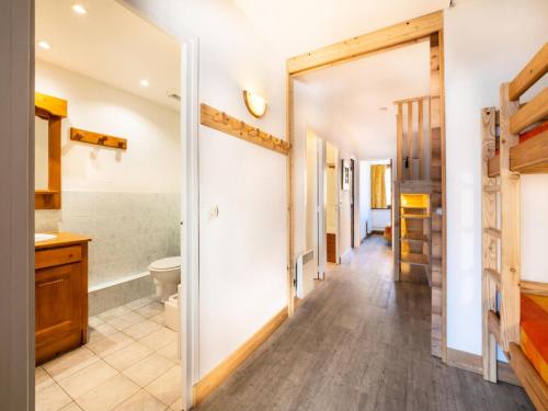 łazienka z toaletą i umywalką w obiekcie Résidence Bec Rouge - Appartement spacieux·Skis aux pieds·Balcon MAE-9464 w mieście Tignes