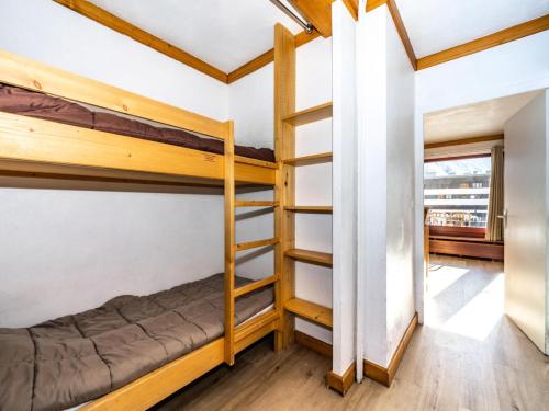 - une chambre avec des lits superposés et une échelle dans l'établissement Résidence Bec Rouge - Studio lumineux·Skis aux pieds·Terrasse MAE-9484, à Tignes
