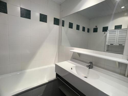 Kúpeľňa v ubytovaní Résidence Santon - Studio lumineux·Proche des pistes et des commerces MAE-9504