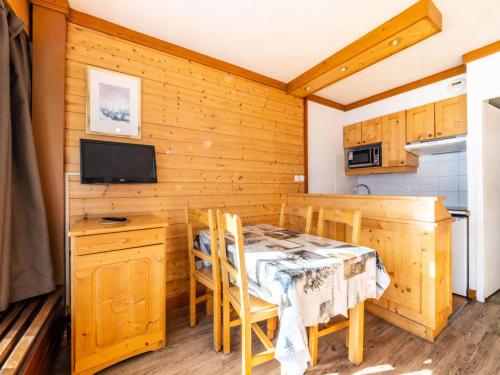 une cuisine et une salle à manger avec une table et des chaises dans l'établissement Résidence Bec Rouge - Studio rénové·Skis aux pieds·Balcon MAE-9494, à Tignes