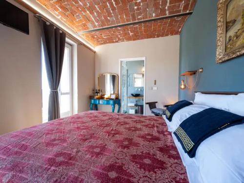a bedroom with a large bed with a red blanket at Helix 1912 in Bric Gallo