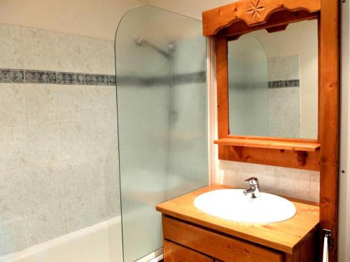 une salle de bain avec un lavabo et une douche dans l'établissement Résidence Bec Rouge - Appartement lumineux·Accès direct pistes·Balcon MAE-7464, à Tignes