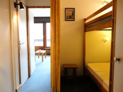 - une chambre avec des lits superposés et une porte menant à un couloir dans l'établissement Résidence Bec Rouge - Appartement lumineux·Accès direct pistes·Balcon MAE-7464, à Tignes