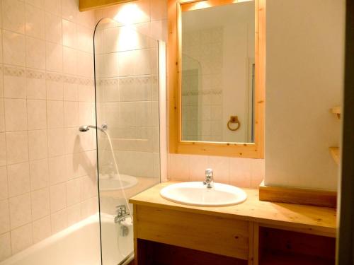 une salle de bain avec un lavabo et une douche dans l'établissement Résidence Bec Rouge - Studio rénové·Skis aux pieds·Balcon MAE-7454, à Tignes