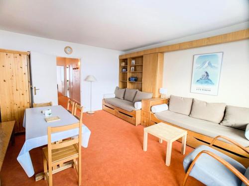 un salon avec un canapé et une table dans l'établissement Résidence Bec Rouge - Appartement lumineux·Skis aux pieds·Balcon MAE-6744, à Tignes