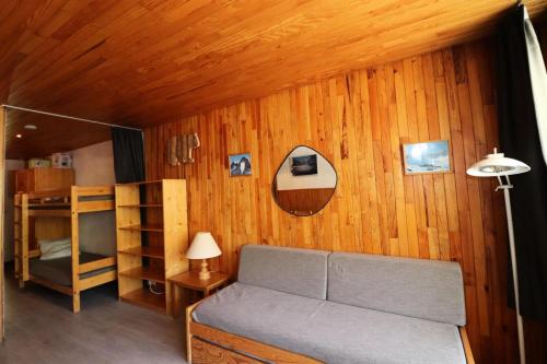 - une chambre avec un canapé et des lits superposés dans l'établissement Résidence Hauts Du Val Claret B2 - Studio confortable · Entre pistes et commerces MAE-3644, à Tignes