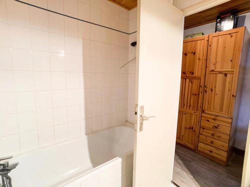une salle de bain avec une baignoire et un lavabo dans l'établissement Résidence Hauts Du Val Claret B2 - Studio confortable · Entre pistes et commerces MAE-3644, à Tignes