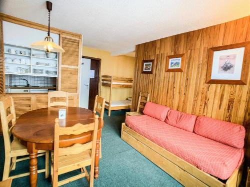 un salon avec un canapé et une table dans l'établissement Résidence Curling B1-b2 - Deux pièces avec balcon exposé Sud MAE-2754, à Tignes