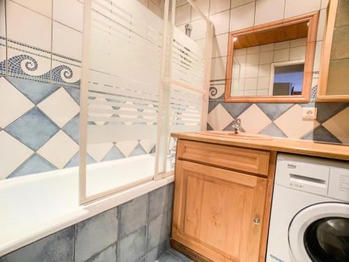 La salle de bains est pourvue d'un lave-linge et d'un miroir. dans l'établissement Résidence Curling B1-b2 - Deux pièces avec balcon exposé Sud MAE-2754, à Tignes