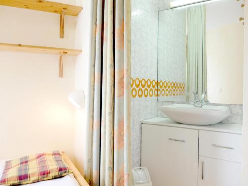 une salle de bain avec un lavabo et un miroir dans l'établissement Résidence Palafour - Appartement , au Lac, skis au pied MAE-7314, à Tignes